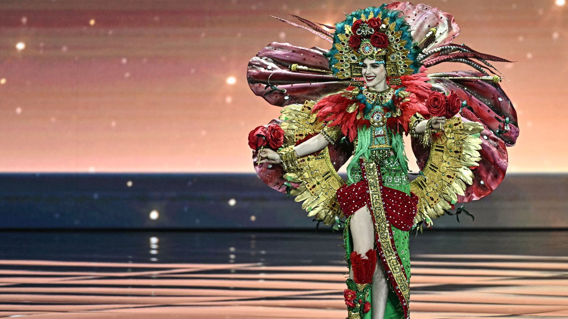 Fátima Bosch fue recibida entre vítores al salir, causando un gran impacto entre los asistentes. (Lillian SUWANRUMPHA / AFP)