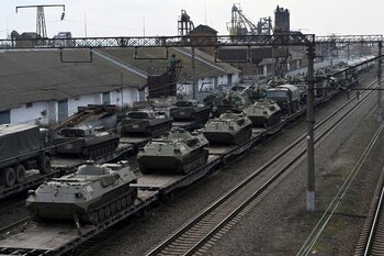 Vehículos blindados rusos son cargados a plataformas del tren en una estación de una región cerca de la frontera entre Rusia y Ucrania, en la región de Rostov del Don, en Rusia. (AP Foto)