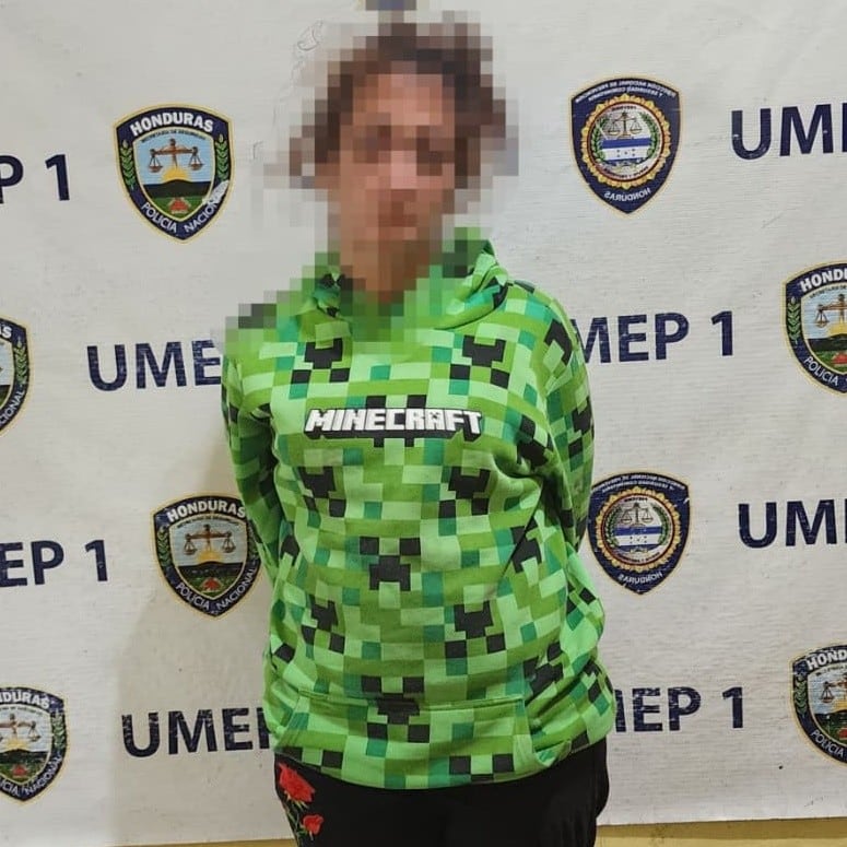 El hallazgo de presunta marihuana durante la captura amplió los cargos a tráfico de drogas, según la investigación policial en Tegucigalpa. (Foto: Policía Nacional)