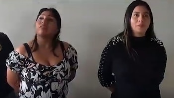 La intervención policial permitió recuperar teléfonos y otros bienes presuntamente robados. Las detenidas ofrecieron explicaciones personales, pero la evidencia y los testimonios resultaron concluyentes para su detención - Créditos: Captura de pantalla de ATV.