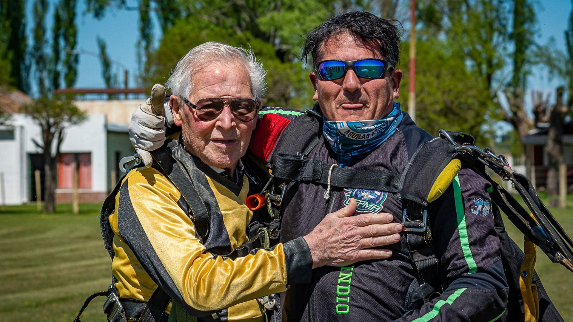 Junto a Indio, el instructor que lo hizo