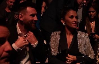 Lionel Messi y Antonela Roccuzzo en el interior del Parc del Fòrum de Barcelona viendo Messi10, la nueva creación del Cirque du Soleil. A su lado se sentó su amigo Luis Suárez, quien evitó pasar por la alfombra roja (Foto: Nancy Martínez)