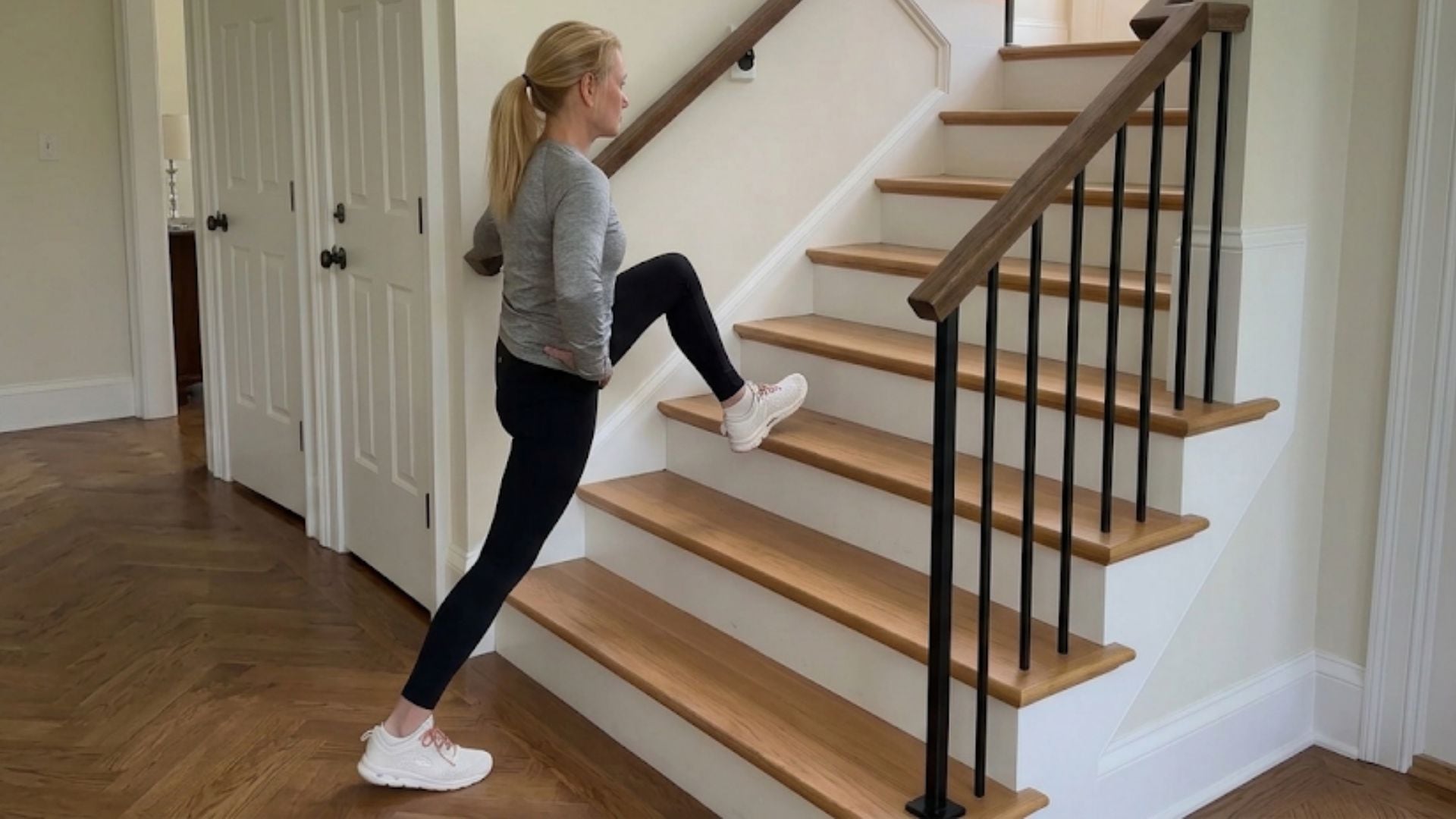 El estiramiento en estocada sobre escalera estira los flexores de cadera, cuádriceps, isquiotibiales y músculos de la pantorrilla (Imagen Ilustrativa Infobae)