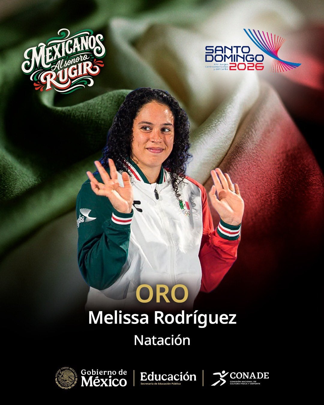 La nadadora mexicana Melissa Rodríguez sonríe mientras posa para un póster con su medalla de oro, en un evento promocionado por el Gobierno de México y Santo Domingo 2026. (X / CONADE)