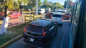 Persisten invasiones al carril del Mexibús pese a multas y videovigilancia en Edomex