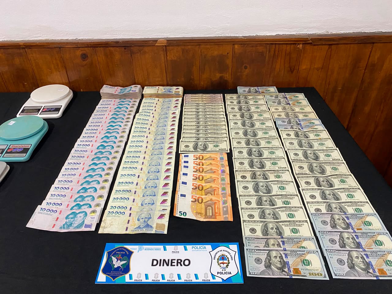 En los operativos se secuestraron pesos, dólares y euros