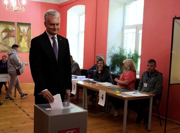 El presidente lituano Gitanas Nauseda vota durante las elecciones presidenciales en Vilnius, Lituania, el 12 de mayo de 2024 (REUTERS/Ints Kalnins)