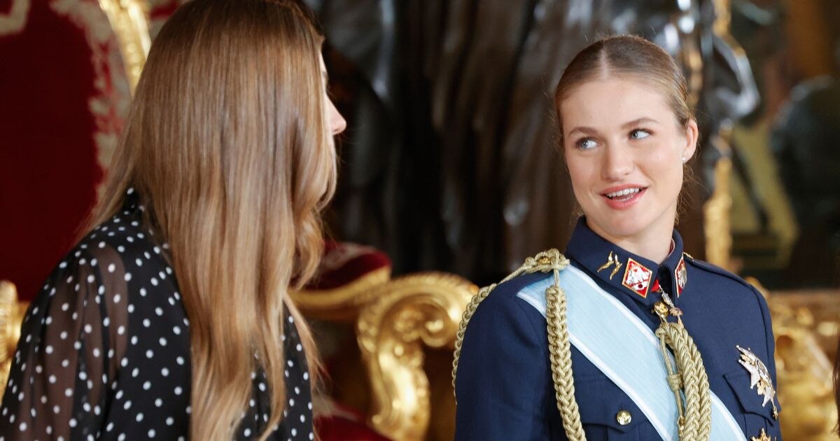 La prensa internacional destaca la complicidad de la princesa Leonor y la infanta Sofía el 12 de octubre: “Muchas sonrisas para animarla” - Infobae
