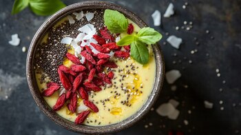 Bayas de goji frescas y