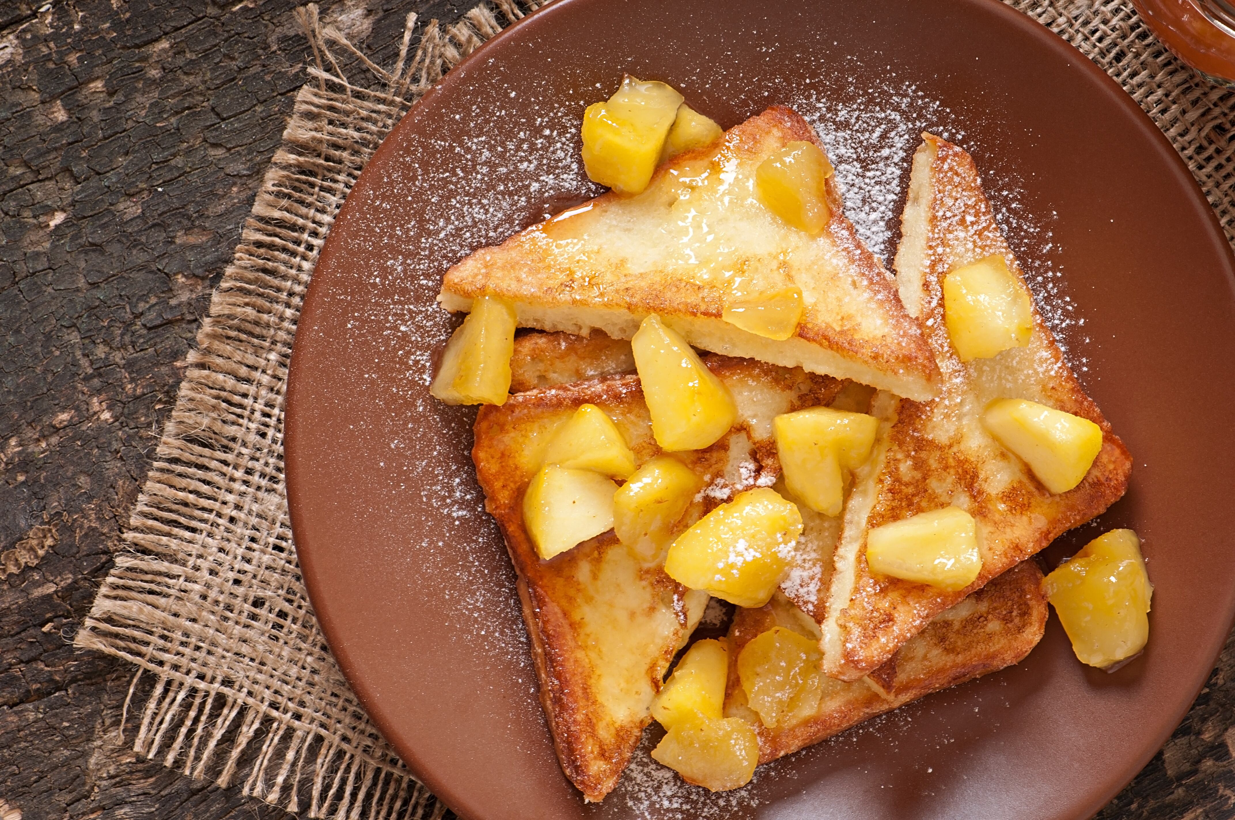 French toast con manzanas caramelizadas (Freepik)