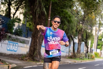 Los participantes recibieron medallas al finalizar los recorridos y los primeros lugares de cada categoría obtuvieron premios en la Sívar Run 2026. (Foto cortesía Alcaldía de San Salvador Centro)