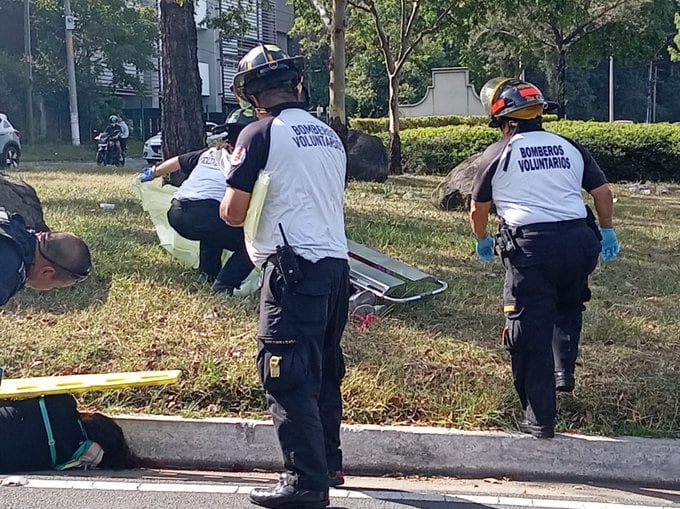 Conductores y residentes del sector alertaron a los cuerpos de socorro tras detectar los cadáveres en el arriate central del bulevar. (Bomberos Voluntarios de Guatemala)