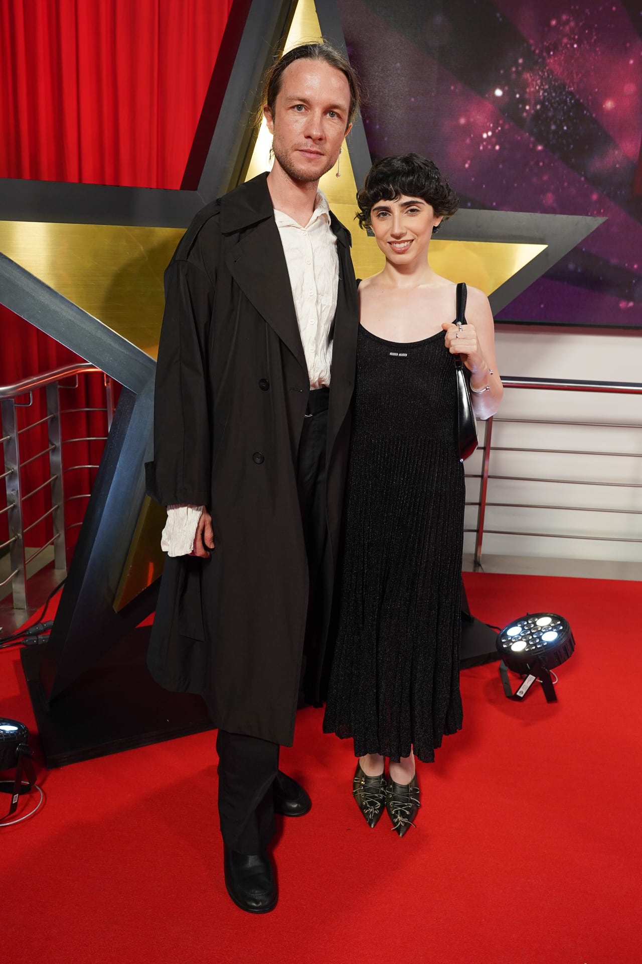 Manu Fanego y Zoe Hochbaum en la red carpet antes de la ceremonia