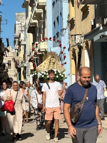 La Virgen de la Caridad del Cobre frente a la Catedral de La Habana (septiembre de 2026). Foto cortesía de Roberto Erick Marrero, retomada de Árbol Invertido.