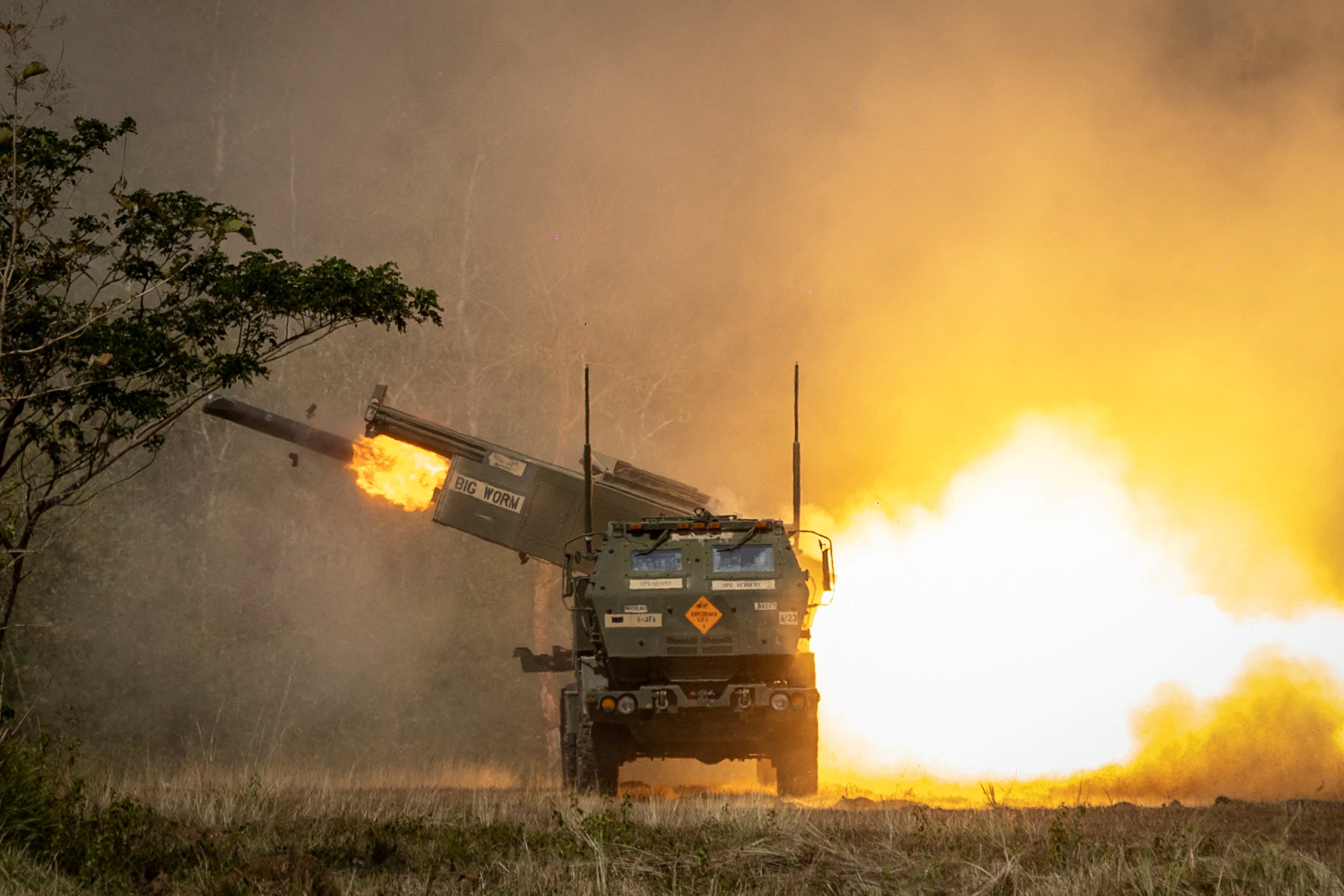 Un sistema HIMARS es empleado en un entrenamiento combinado con munición real, como parte de los ejercicios bilaterales entre fuerzas de Filipinas y Estados Unidos (REUTERS/Eloisa Lopez/Archivo)