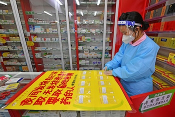 Un empleado farmacéutico prepara pastillas