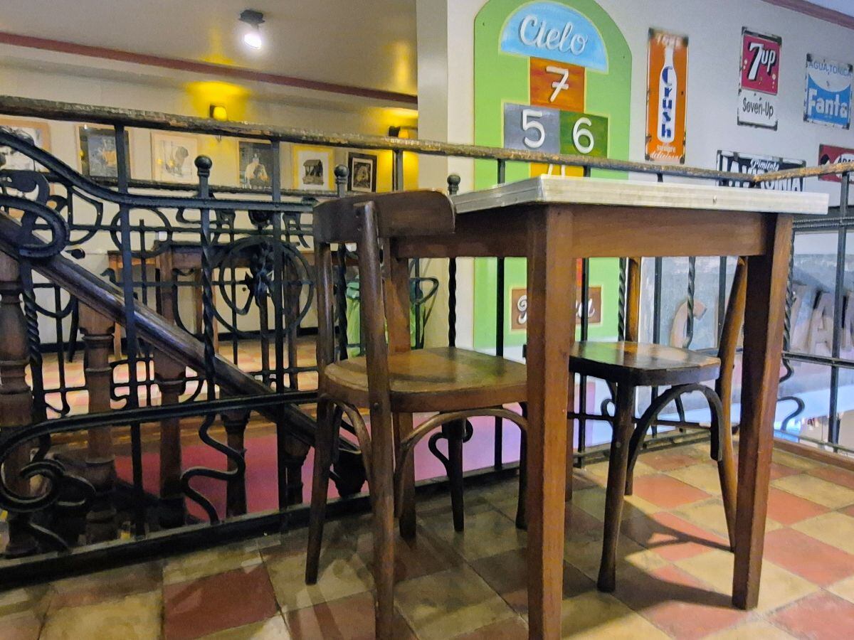 La rayuela pintada en la pared unifica los dos niveles del salón