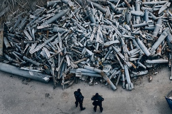 Dos policías parados frente a