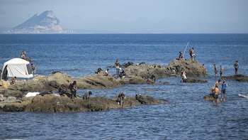 Ceuta fija el coste del traslado de los menores a la Península: 50 euros si van en barco, 21 euros por kilómetro de taxi y 25 euros por media hora de avión