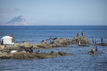 23/09/2026 Varios migrantes, en la playa del Trampolín, a 23 de septiembre de 2026, en Ceuta (España). Policía Nacional y Local han vuelto a desplegarse en la playa del Trampolín en un segundo operativo contra la venta ambulante. Los migrantes volvieron a montar un mercadillo ilegal después de que las autoridades acudieran en la noche para pedir que desmontaran las tiendas.
SOCIEDAD
Marcos Moreno - Europa Press