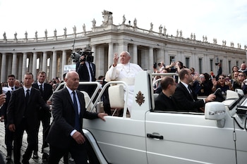 El papa abandona la Plaza San Pedro tras la misa de canonización (REUTERS/Guglielmo Mangiapane)