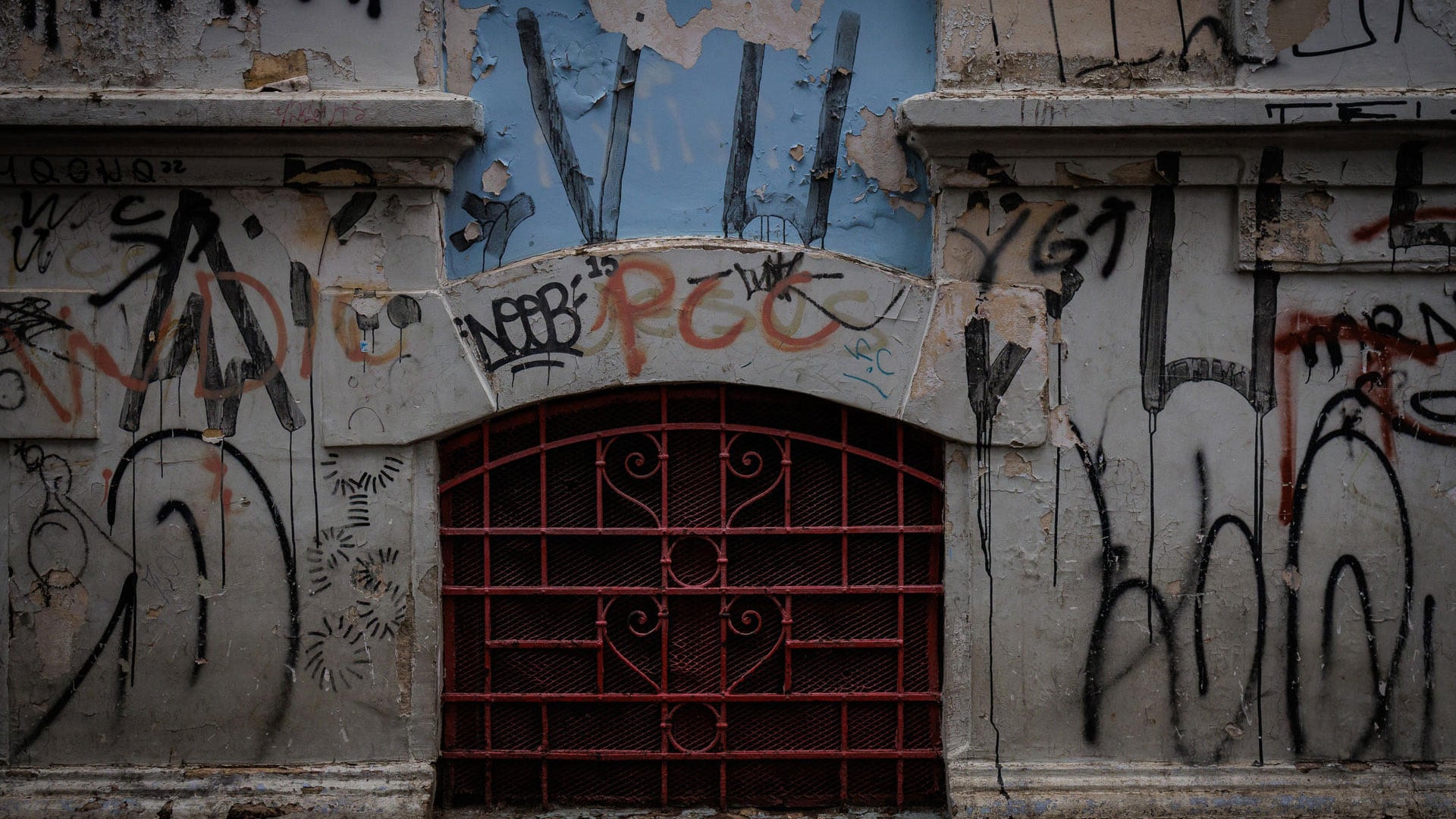 Una pared con pintadas alusivas a la banda criminal Primer Comando de la Capital, el 22 de marzo de 2024, en Sao Paulo (Brasil) (EFE/ Isaac Fontana)