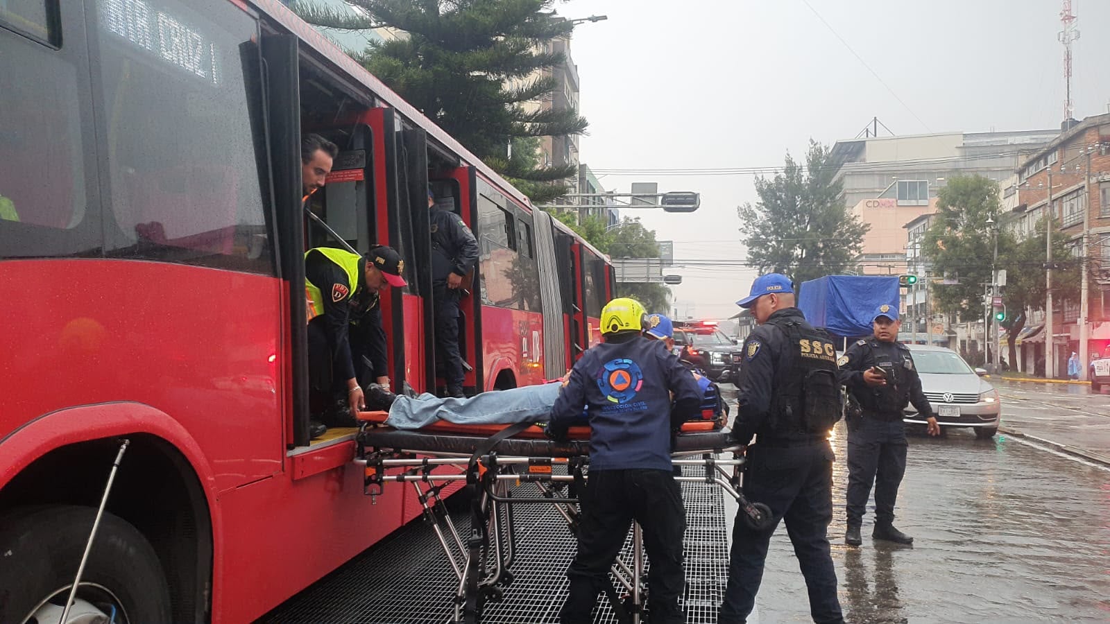 Choque de una unidad de Metrobús en avenida Cuauhtémoc deja varios lesionados CDMX heridos (@BlindarBJ/X)