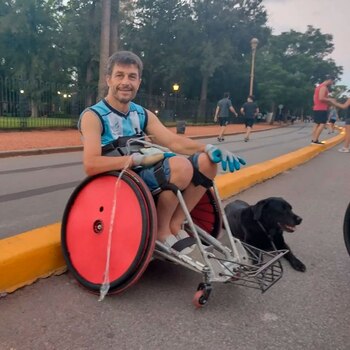 Nicolás junto a su perra