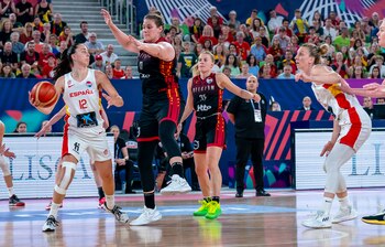 Maite Cazorla intenta pasar la