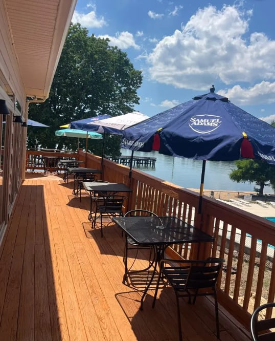 Una sombrilla de patio, arrastrada por una ráfaga, se convirtió en el elemento central de un accidente que impactó a clientes y empleados (Driftwood Grill Home of the Lazy Gator)