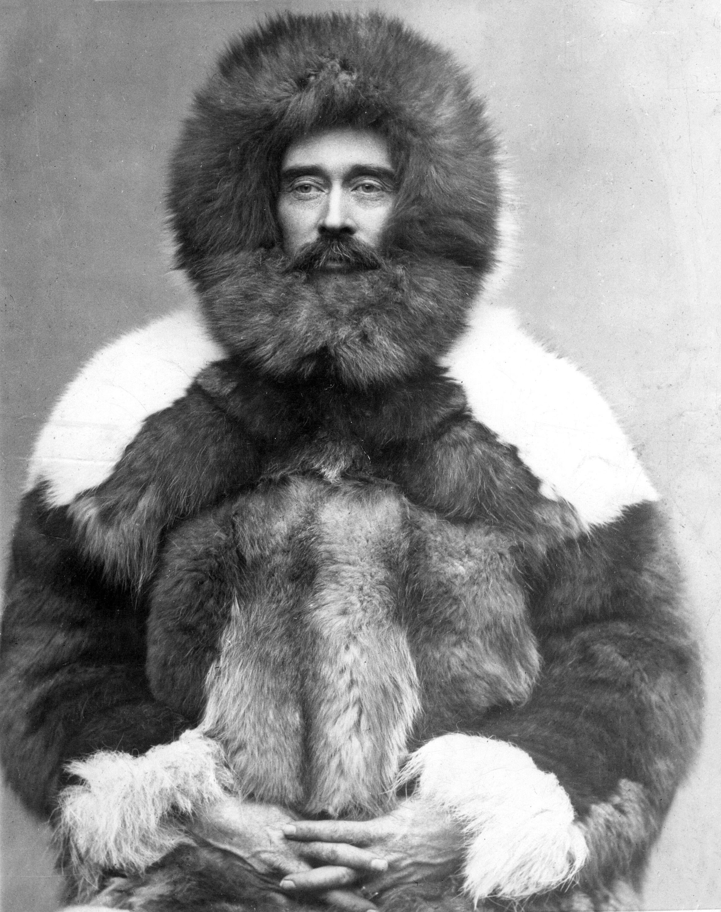 Antes de su aventura definitiva Peary se preparó: hizo expediciones por el norte y exploró Groenlandia. Allí estudió las técnicas de supervivencia de los esquimales, de quienes aprendió a manejar trineos tirados por perros, a cazar y pescar en condiciones extremas, a construir iglús y a vestirse con pieles como hacían los nativos (Piemags)