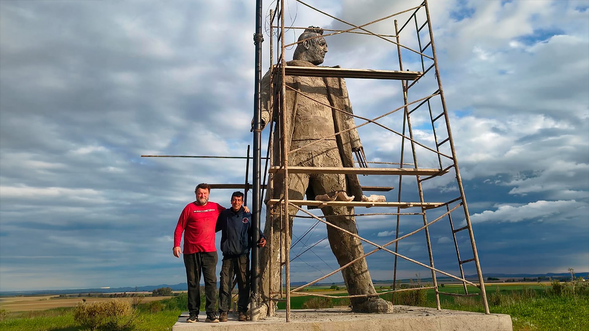 Rodolfo “Roppo” Marsch junto a la escultura de casi seis metros de alto (Instagram @marianobadana)