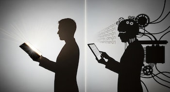 Sombras proyectadas en una pared blanca: una figura humana leyendo un libro brillante y una silueta robótica sosteniendo una tablet con código binario, divididas por una luz vertical.