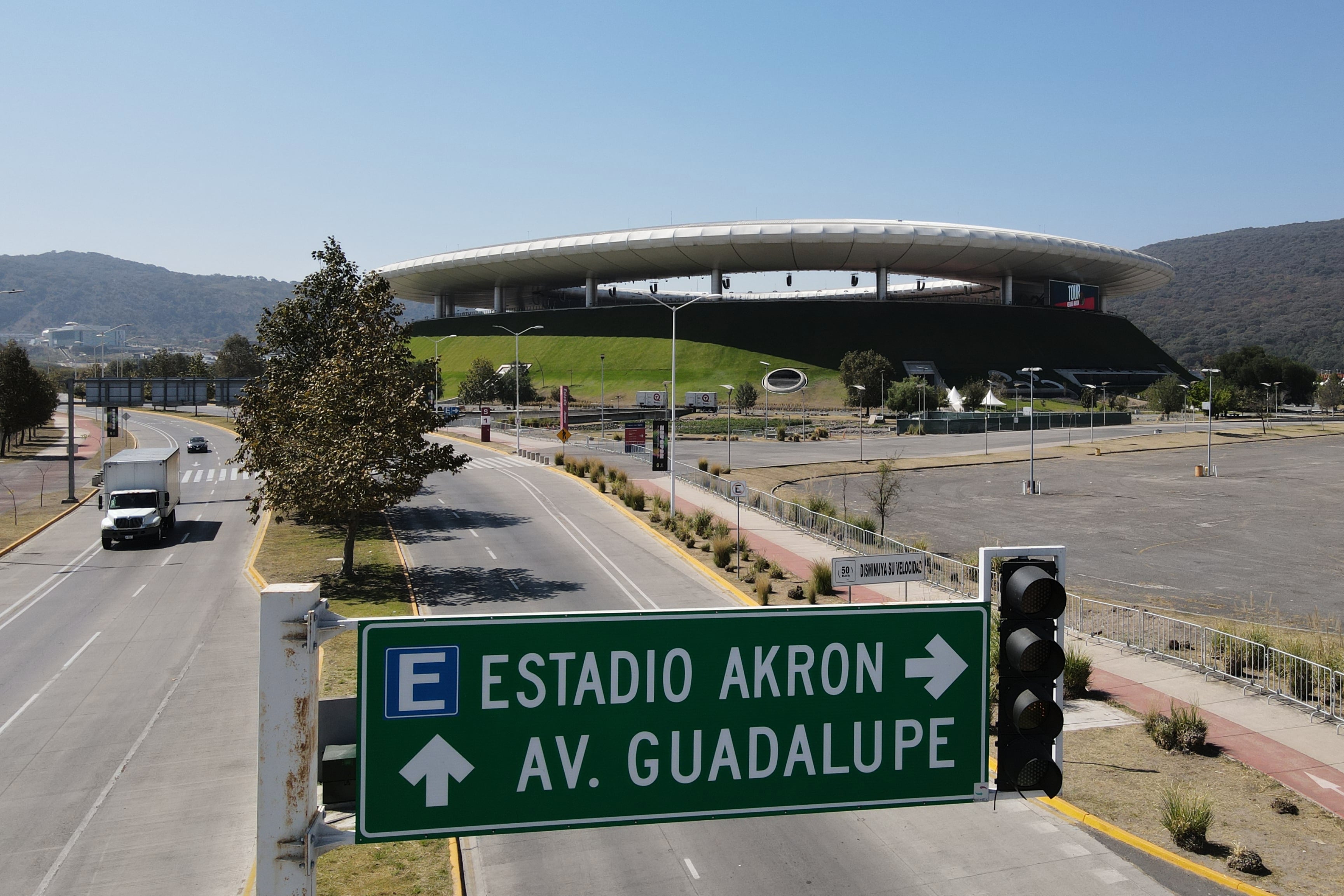 De acuerdo con la organización y la coordinación entre la directiva del Estadio Akron y la FIFA han garantizado que la planeación de todas las actividades sigan su curso, sin registrar cambios (AP Foto/Marco Ugarte).