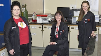 Heidi Abrahamse, en el centro,