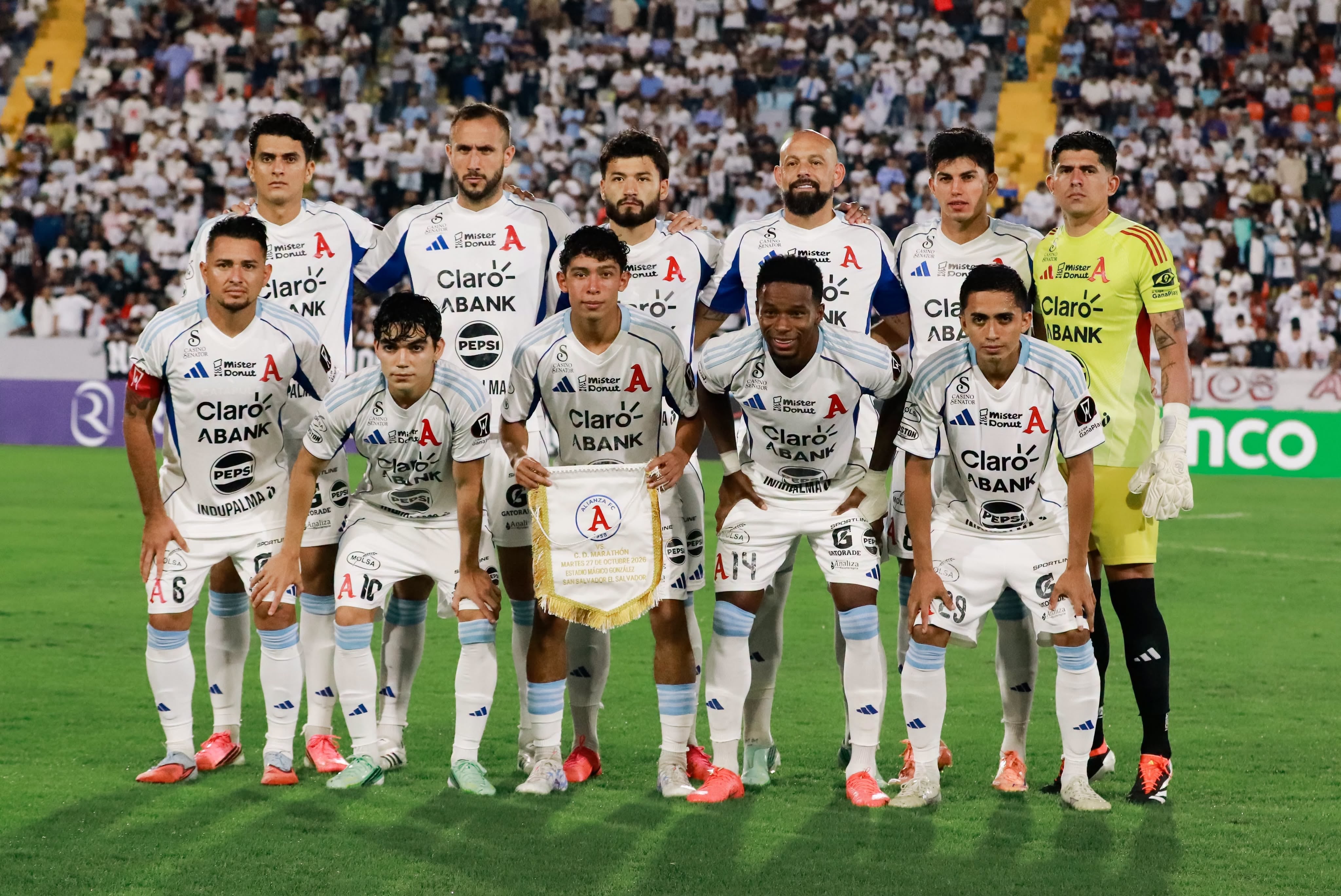Los jugadores de Alianza reflejan la amargura tras el silbatazo final que confirmó su eliminación en el Estadio «Mágico» González (Cortesía: Alianza).