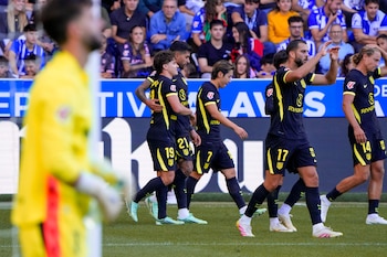 Cristian Romero y Julián Álvarez celebraron la victoria agónica del Atlético de Madrid (EFE/ Adrián Ruiz Hierro)