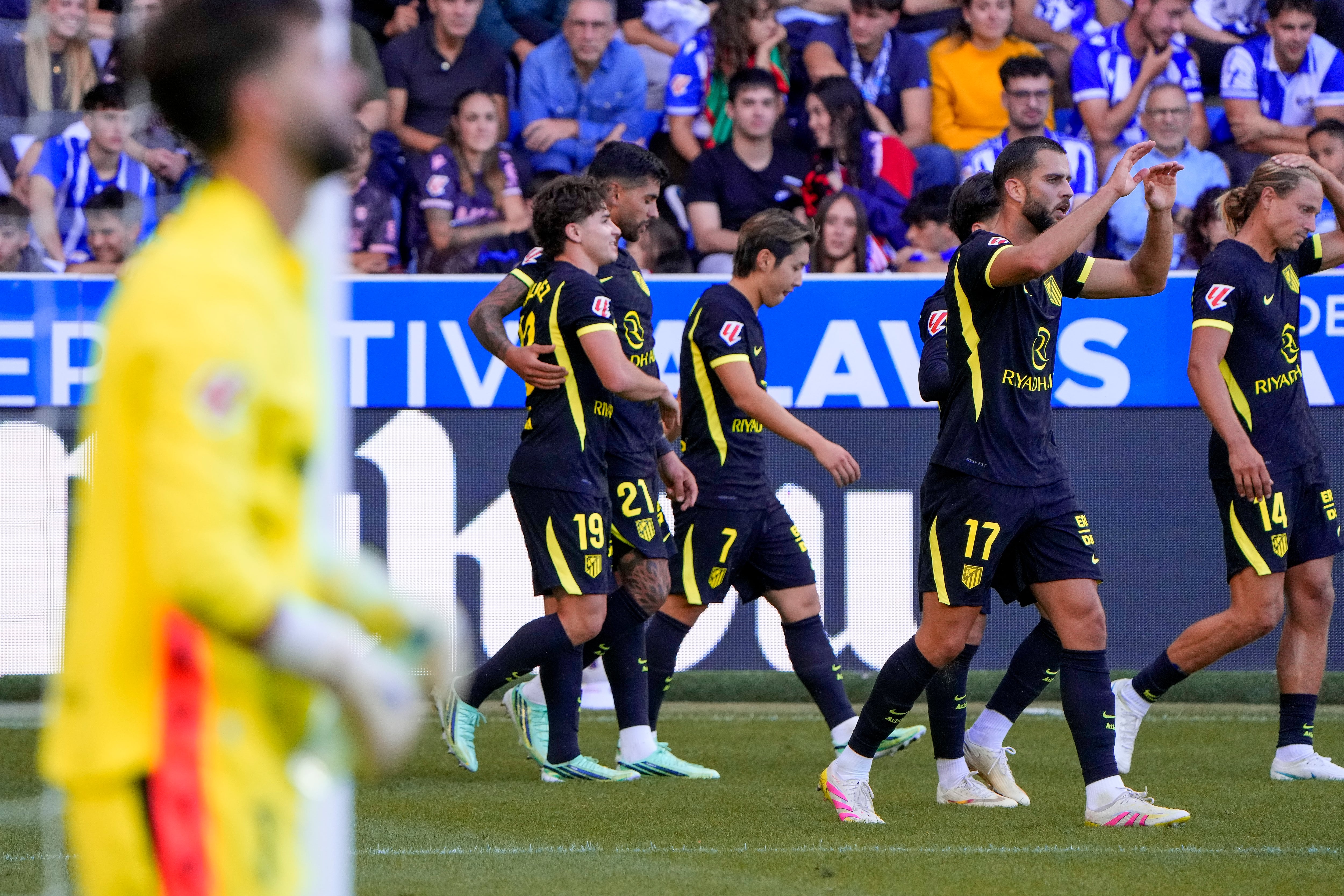 Cristian Romero y Julián Álvarez celebraron la victoria agónica del Atlético de Madrid (EFE/ Adrián Ruiz Hierro)