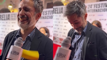 Gael García Bernal recibe un golpe en el rostro con una mantequilla de juguete durante el Festival de Cine de Morelia