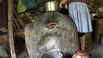 Odelia cocinando en una bicharra.