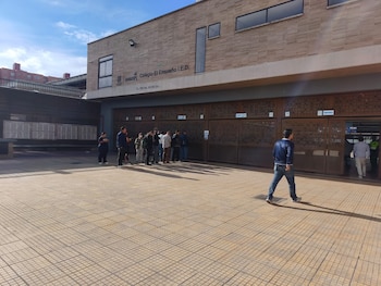 A treinta minutos de que abran las mesas, ya se registra la presencia de los encargados de la logística electoral y se observan ciudadanos formados para participar en la jornada en esa sede - crédito - Jimmy Nomesqui/Infobae Colombia