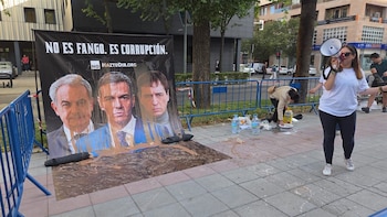 Un cartel de 'No es fango, es corrupción' recibe a David Sánchez a su llegada a la Audiencia de Badajoz para declarar