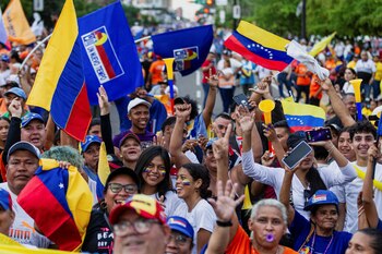 Simpatizantes animan durante un acto