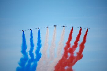 Aviones de la Patrouille de France vuelan durante el desfile militar anual del Día de la Bastilla en París, Francia, el 14 de julio de 2022. REUTERS/Sarah Meyssonnier