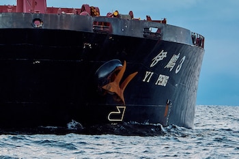 El buque chino Yi Peng 3, acusado de dañar cables submarinos en el mar Báltico. (Mikkel Berg Pedersen/Ritzau Scanpix/REUTERS)