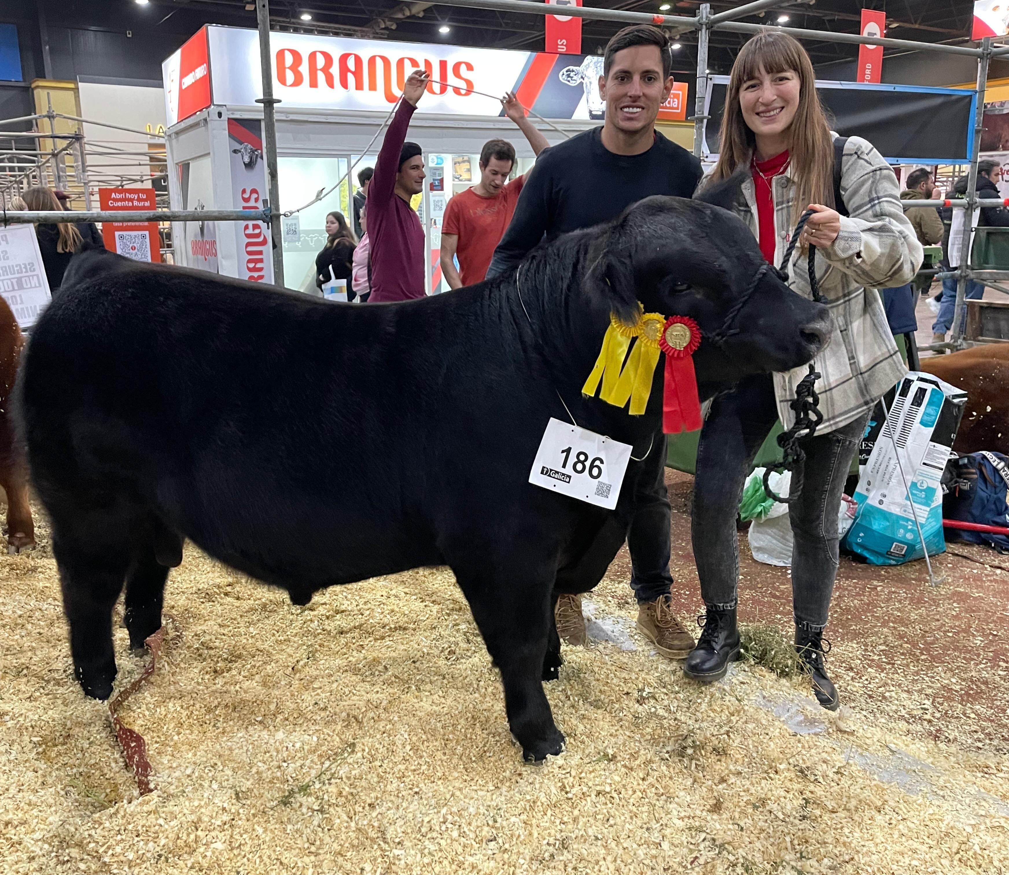 Nicolás Cavigliasso y Valentina Pertegarini con una de sus