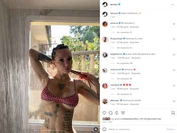Una mujer joven con tatuajes en un top de cuadros rojos y blancos se ducha; a la derecha, la interfaz de Instagram con comentarios y reacciones