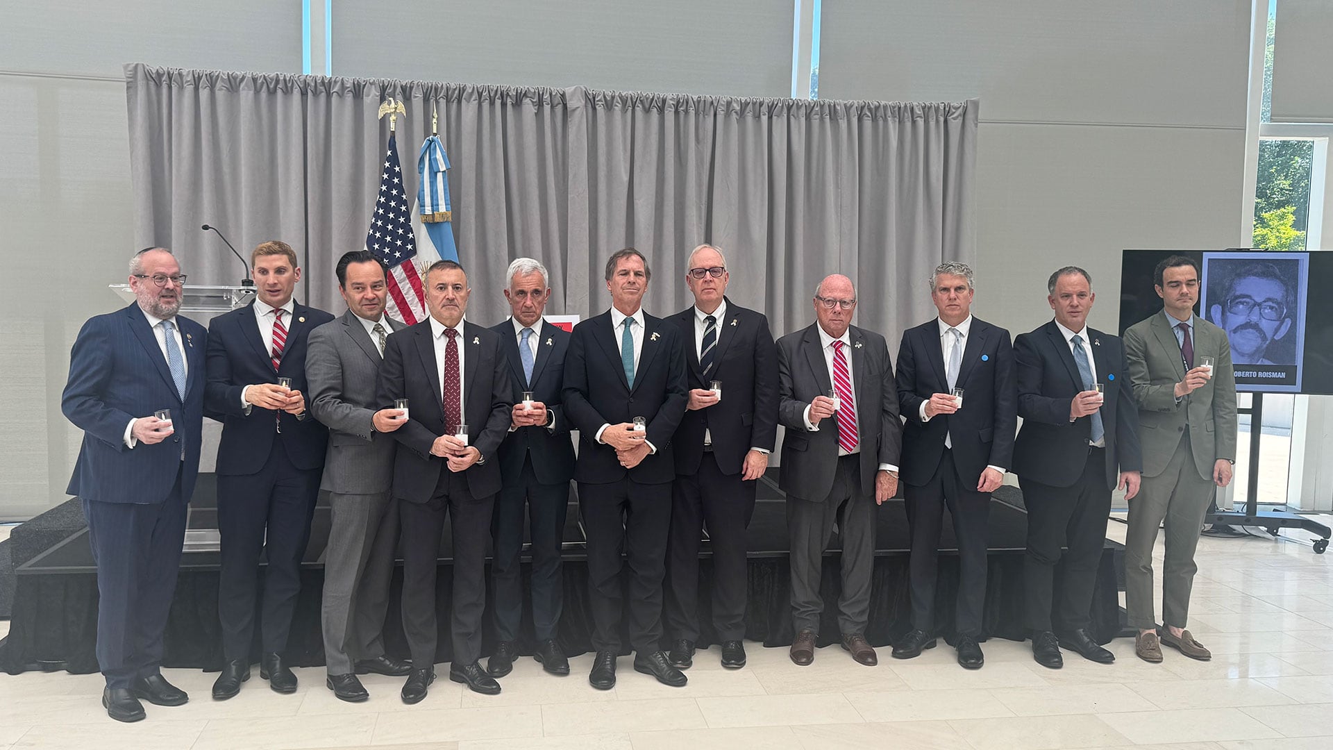 Alec Oxenford -embajador argentino-, Gregory LoGerfo -coordinador para el Contraterrorismo del Departamento de Estado-, Reed Rubistein -asesor legal del Departamento de Estado-, Osvaldo Armoza -presidente de la AMIA-, Daniel Pomeranz -director ejecutivo de la AMIA- y Yehuda Kaploun, enviado especial de Estados Unidos para la Lucha contra el Antisemitismo, durante el acto en el Instituto de la Paz Donald Trump