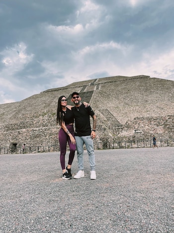 La pareja ama viajar: aquí,