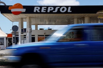 Un vehículo circula junto a